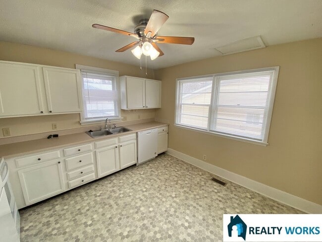 Building Photo - Adorable 2 bed 2 bath house!