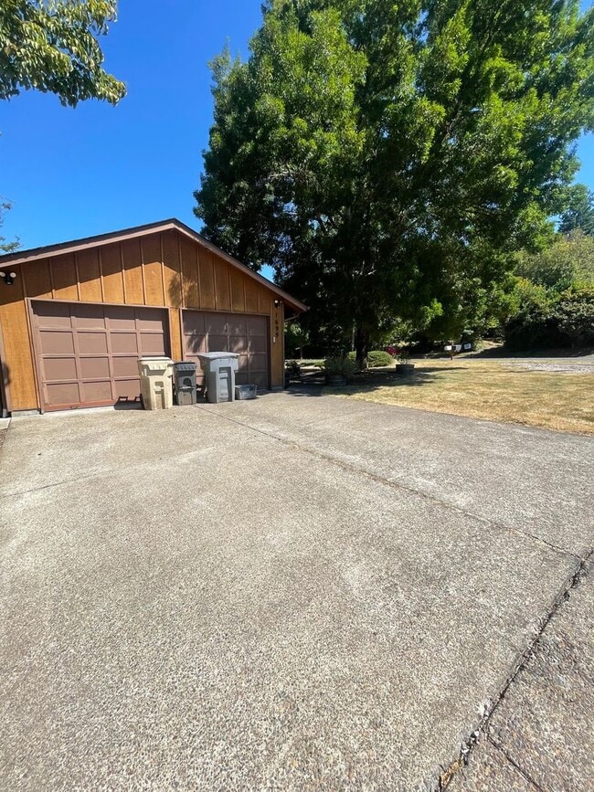 Building Photo - 3 Bedroom Home on Large Corner Lot!