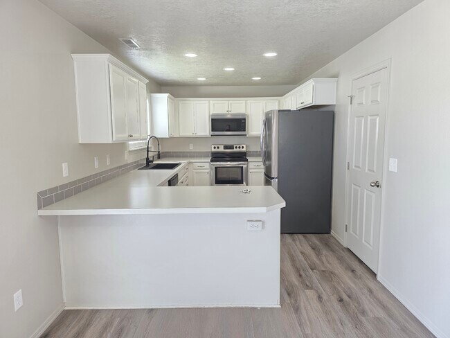 Building Photo - Bonelli Ave
