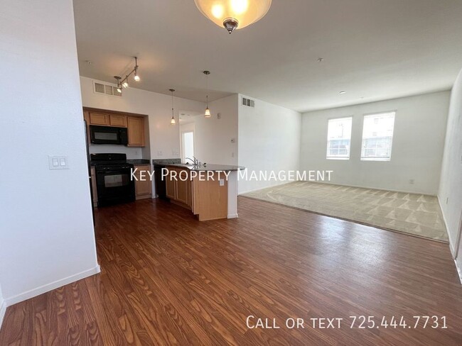 Building Photo - 3 BEDROOM 2 BATH CONDO W/DETACHED GARAGE N...