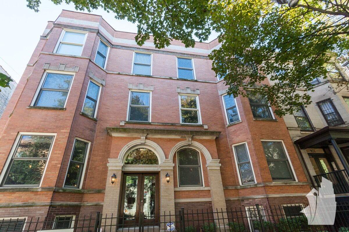 Building Photo - 815 W Newport Ave