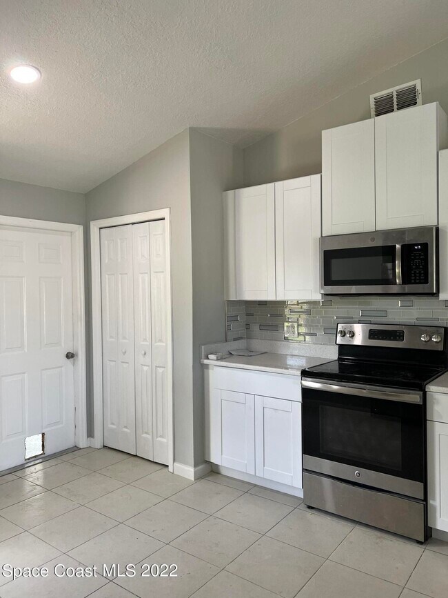 Building Photo - 440 River Grove Ct