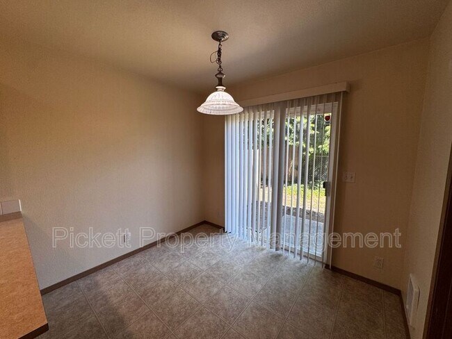 Building Photo - 680 Northpark Ln
