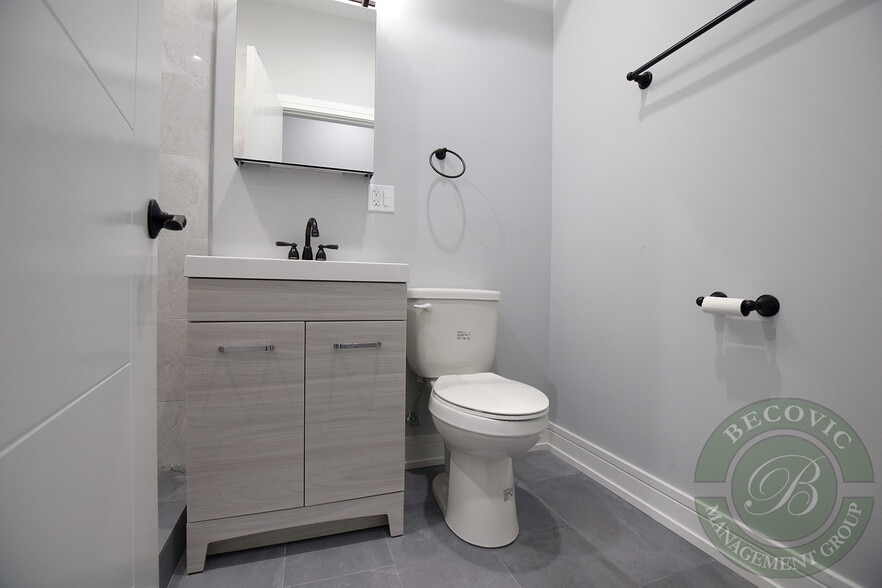 Building Photo - 6105 N Winthrop Ave