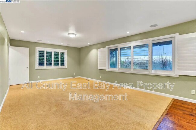 Building Photo - 1740 Ganges Ave