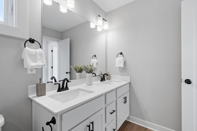 Building Photo - 13130 ISETTA CIR NE