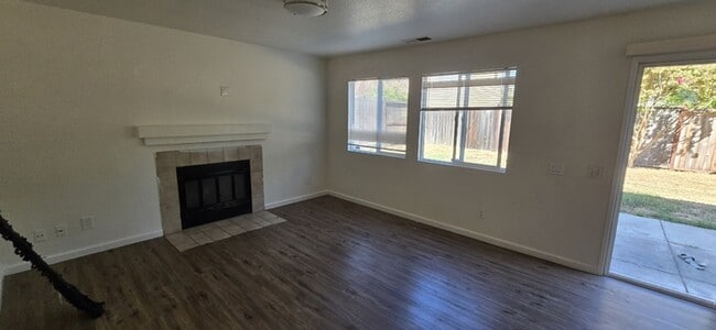 Building Photo - Weston Ranch 4 Bedroom 3 Bathroom Home