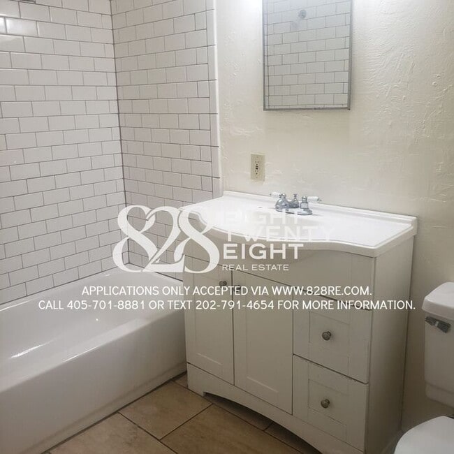 Building Photo - *AVAILABLE NOW!* 4 bed/1 Bath House with an Awesome Backyard!