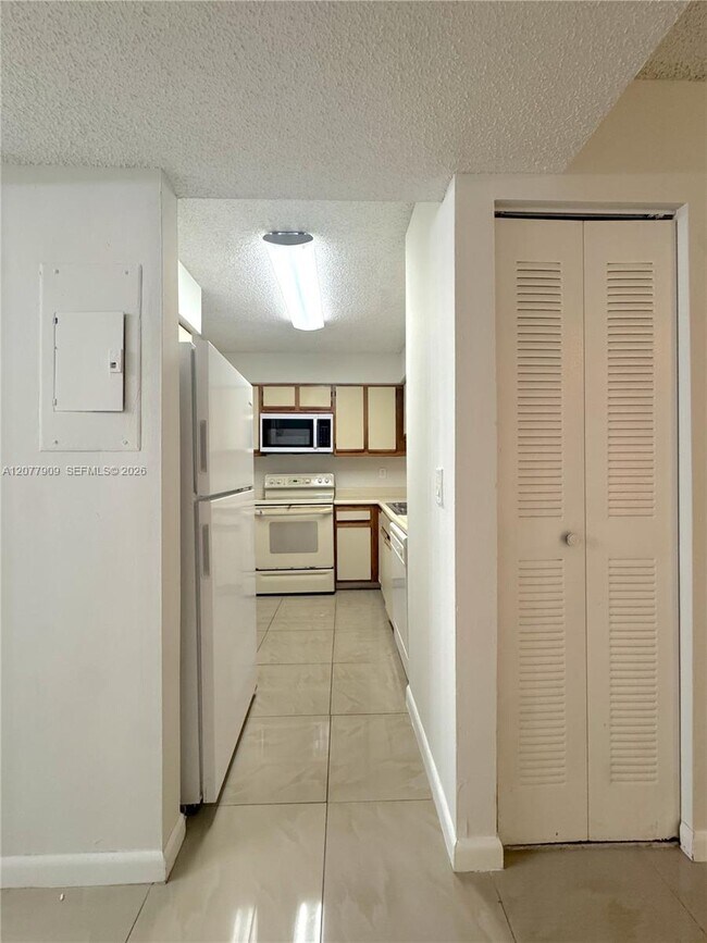Building Photo - 1265 SW 46th Ave