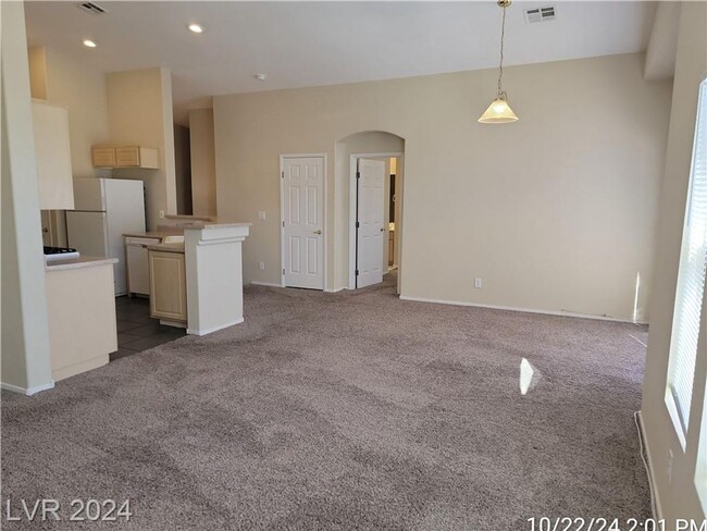 Building Photo - FANTASTIC SE TOWNHOME IN GATED COMMUNITY!!