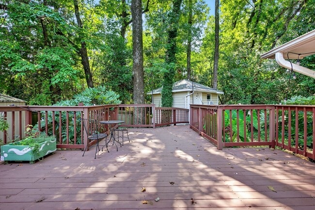 Building Photo - Fully Furnished Home with an Incredible Mi...
