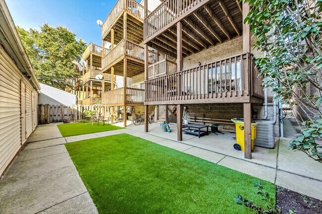 Building Photo - 3042 N Oakley Ave