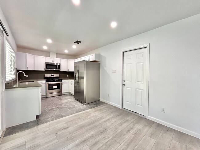 Building Photo - Inviting 3/BR 2/BA Home with Spacious Layo...
