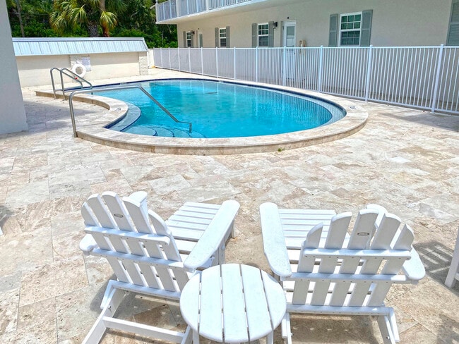 Building Photo - 900 Jasmine Ln