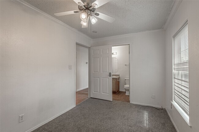 Building Photo - 144 Varsity Dr