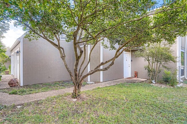 Building Photo - 6810 Thorncliffe Dr