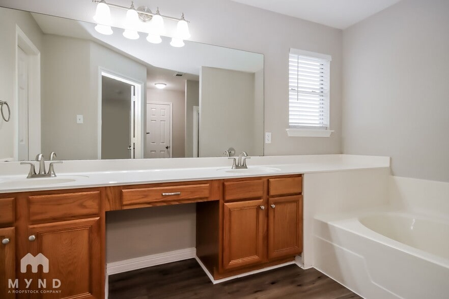 Building Photo - 598 Orangewood Dr