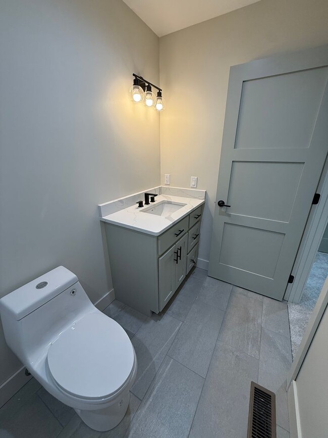 Building Photo - 6711-6715 New Town Ave.