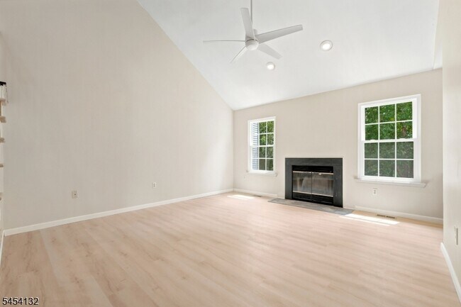 Building Photo - 703 Porter Way W