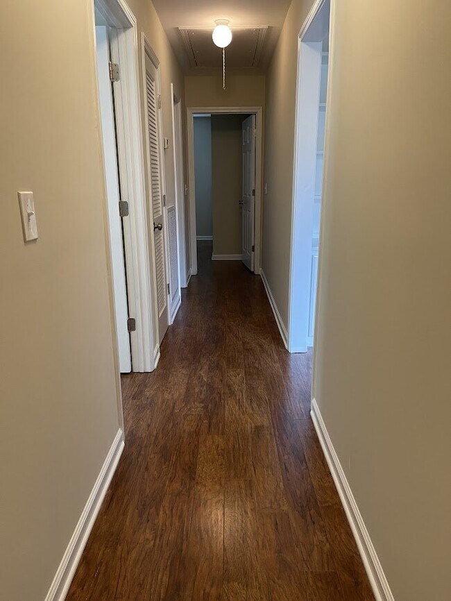 Building Photo - "Charming 3-Bed Townhouse with Cozy Fireplace in Prime Nashville Location – 1600 Sq Ft of Comfort!"