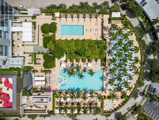 Building Photo - 1425 Brickell Ave