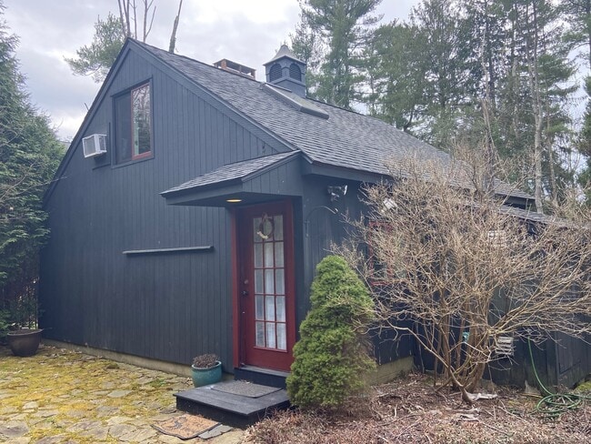 Building Photo - 592 Horse Pond Rd