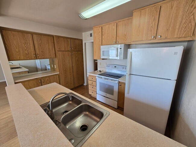Building Photo - Spacious 3-Bedroom, 2.5-Bath Townhome in Desirable La Jolla