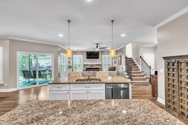 Building Photo - Gorgeous 4 Bed/2.5 Bath in Waterways Township!