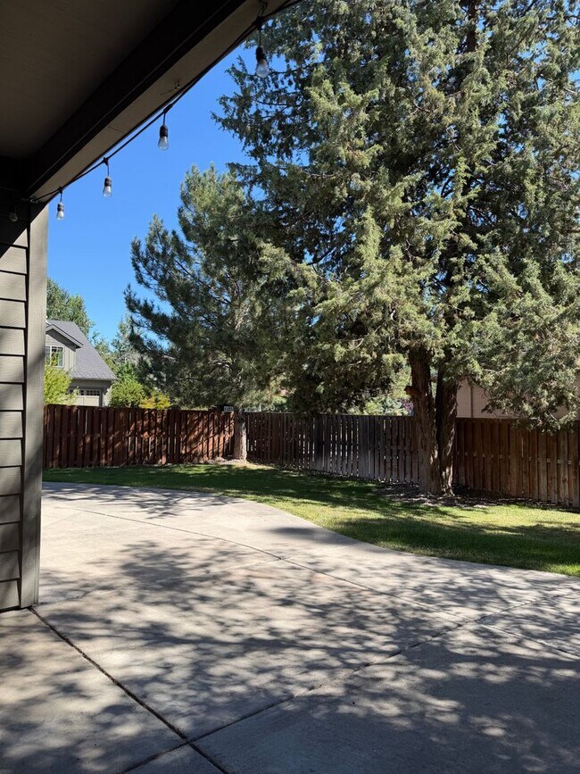 Building Photo - 61112 Snowbrush Dr