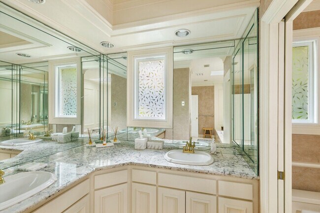 Building Photo - 6408 E Mercer Way