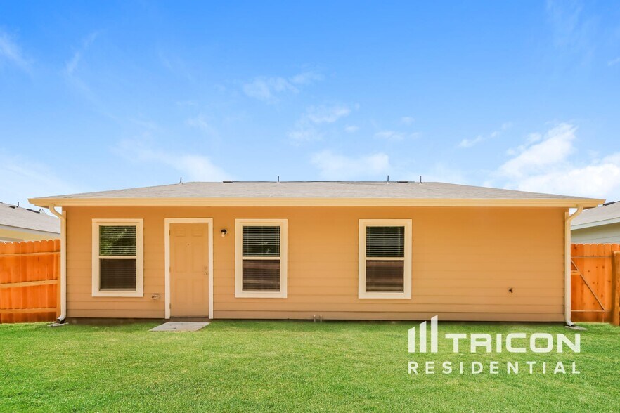 Building Photo - 15811 Del Norte Dr