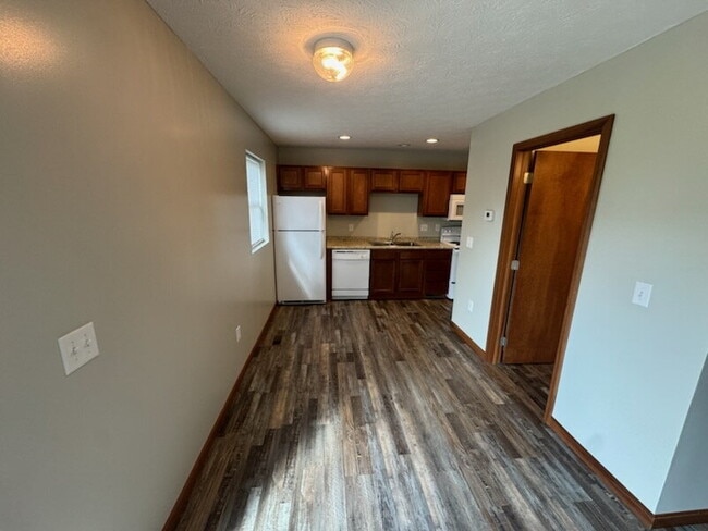 Building Photo - 2 Bedroom Townhouse with Garage