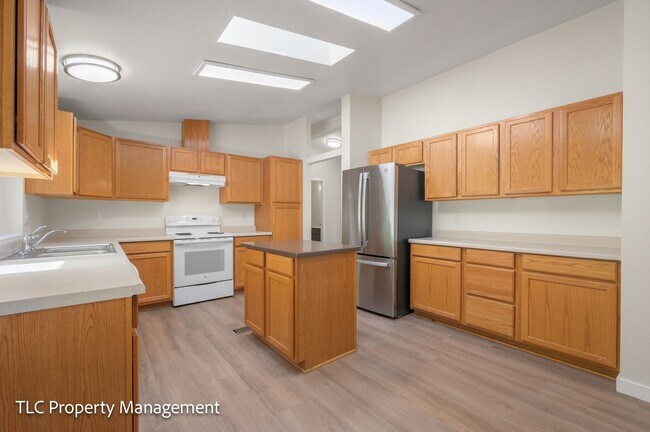Building Photo - 3bd/2bath Home with a view!!