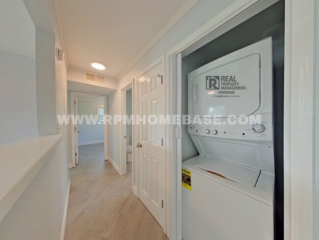 Building Photo - 360 Virtual Tour! 2 bed, 1 bath on large lot with fenced in backyard!