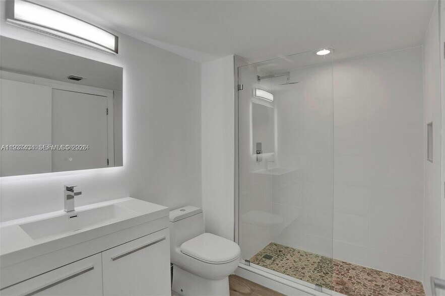 Building Photo - 650 West Ave