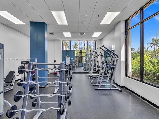 Building Photo - 100 Bayview Dr