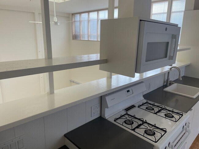 Building Photo - Bright Live-Work Studio  & Tall Ceilings o...