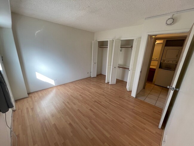 Building Photo - 2 Bedroom 1.5 Bathroom at Keoni Ana Waikik...
