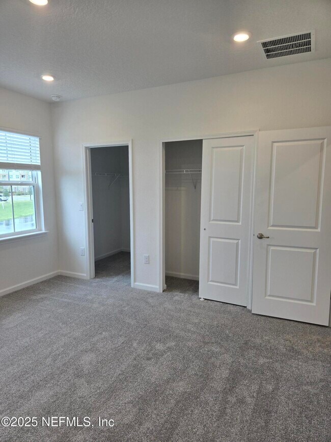 Building Photo - 207 Brandon Lks Dr