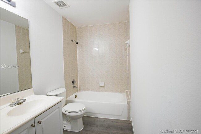 Building Photo - 717 SW 11th Ave