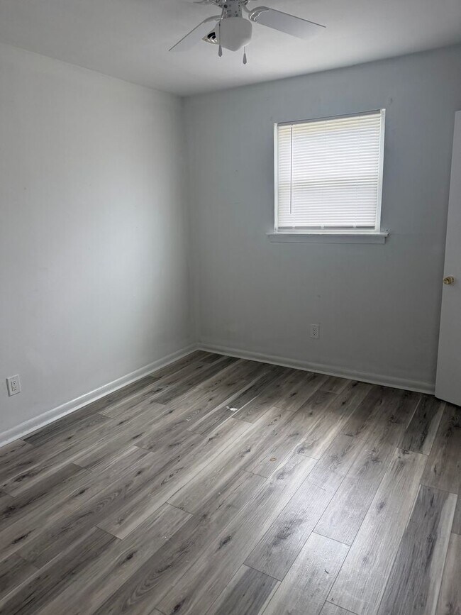 Building Photo - Affordable Town home