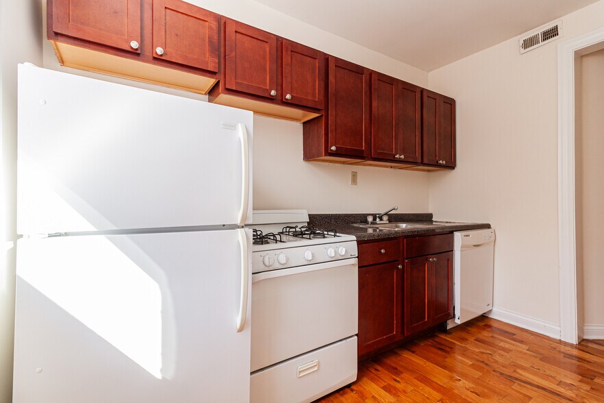 Primary Photo - 1448 W Byron St