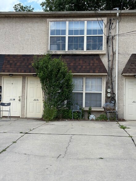 2 car parking - 203 Rock St