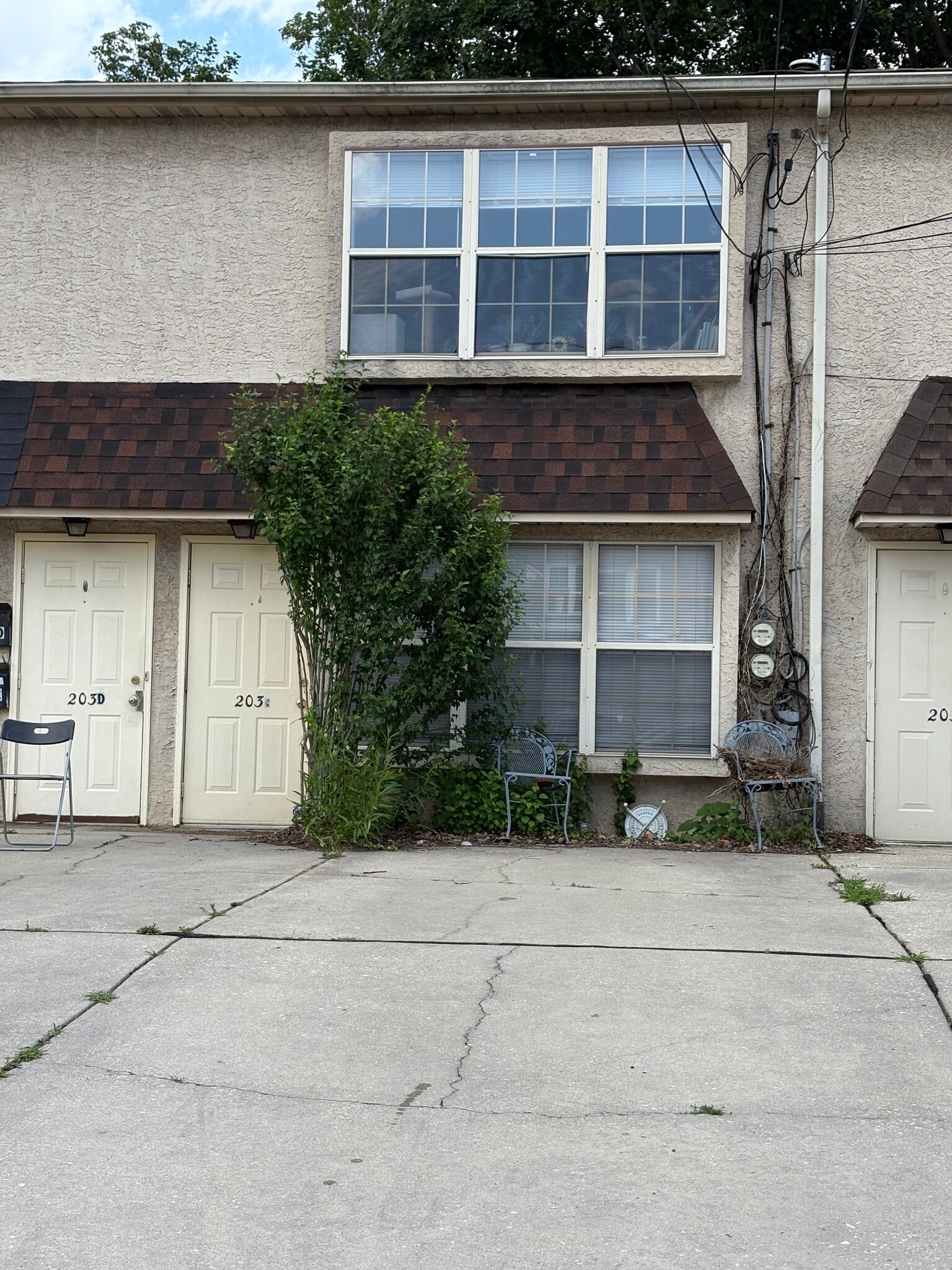 2 car parking - 203 Rock St