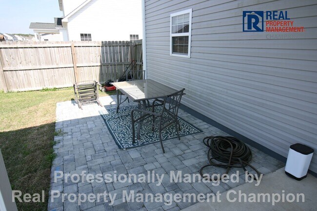 Building Photo - Gorgeous 4 BD/3.5 BA Executive Home w/Spacious Fenced Yard