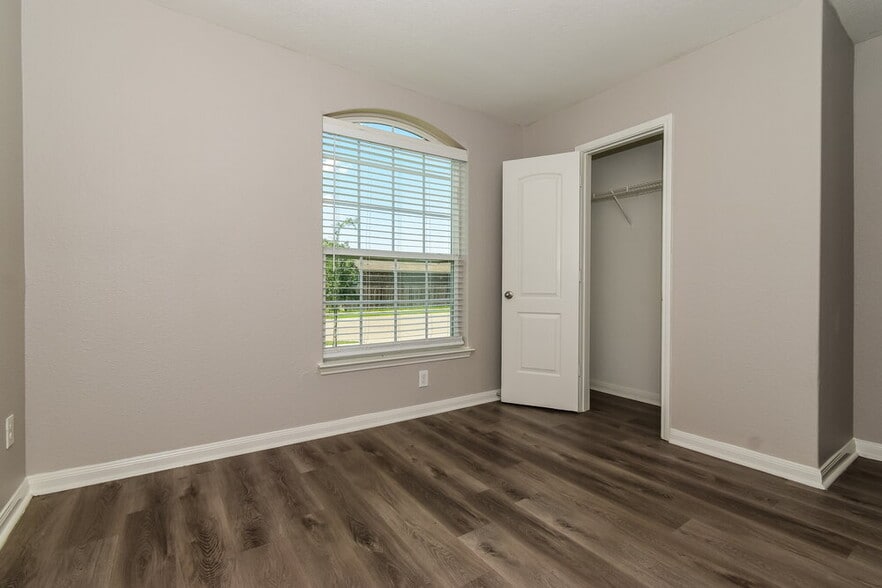 Building Photo - 1327 Chapman Dr