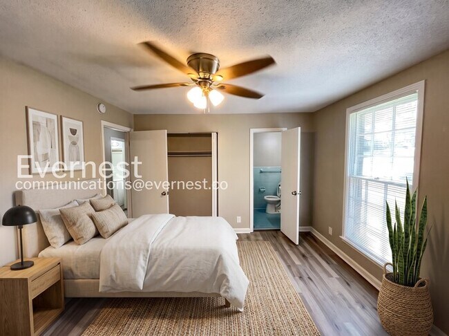 Building Photo - 3-Bedroom Home with Fenced Yard & Garage / Pet-Friendly / Available Now!