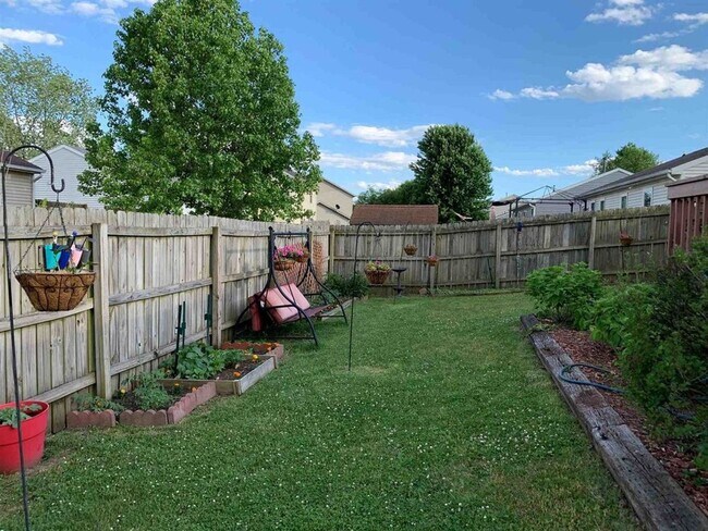 Building Photo - South side 3 Bedroom, 2 Bath Home, w/ 2 car attached garage