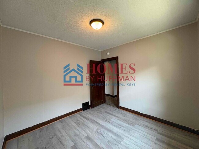 Building Photo - Two Bedroom House | Large Back Yard