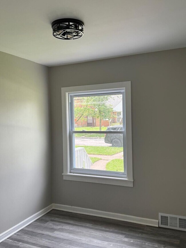 Building Photo - 5-Bedroom 2-Bath Completely Renovated!